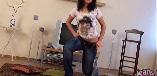  Skinny amateur Lanza teasing in tight jeans